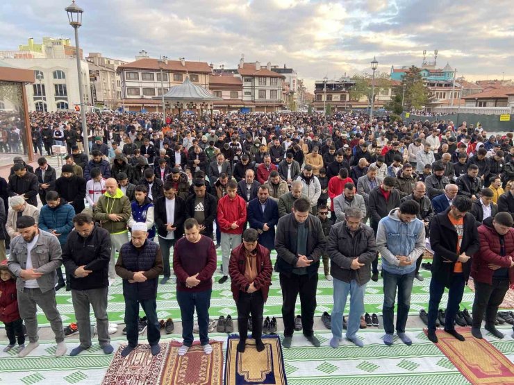 Binlerce kişi bayram namazında Mevlana Meydanı’nda buluştu