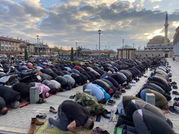 Binlerce kişi bayram namazında Mevlana Meydanı’nda buluştu