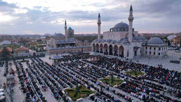 Binlerce kişi bayram namazında Mevlana Meydanı’nda buluştu