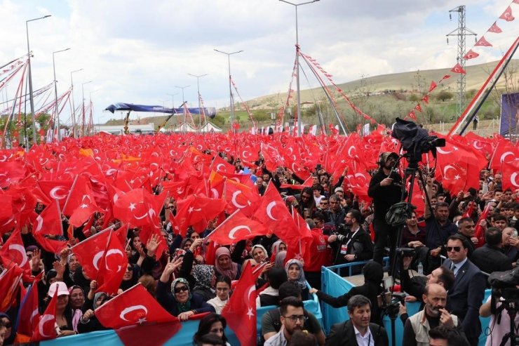 43 ilin geçiş güzergahı hızlı trenle buluştu, ilk sefer yapıldı: Binlerce vatandaş Türk bayraklarıyla karşıladı