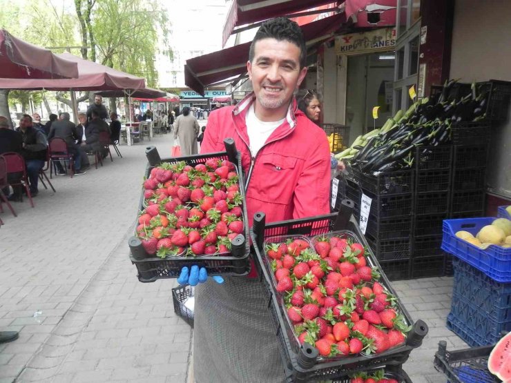 ’Tezgâhın gelini’ adını verdiği çileği şehrin plaka kodu olan 26 liradan satıyor