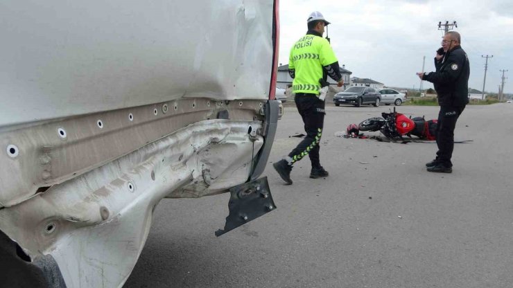 Hız motosikleti minibüse çarptı: 1 ağır yaralı