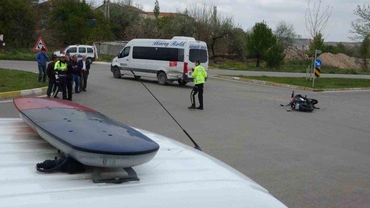 Hız motosikleti minibüse çarptı: 1 ağır yaralı