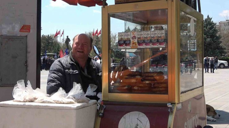 44 yıldır aynı yerde tezgah açıyor, çocuklarını ayakkabı boyayarak okuttu