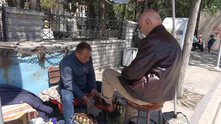 44 yıldır aynı yerde tezgah açıyor, çocuklarını ayakkabı boyayarak okuttu