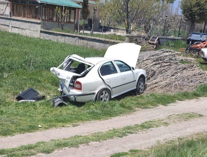 Konya’da otomobil park halindeki araca çarptı: 3 yaralı