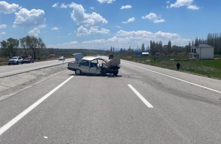 Konya’da otomobil park halindeki araca çarptı: 3 yaralı