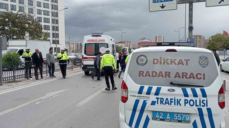 Otomobilin çarptığı kadına ilk müdahaleyi yoldan geçen doktor yaptı