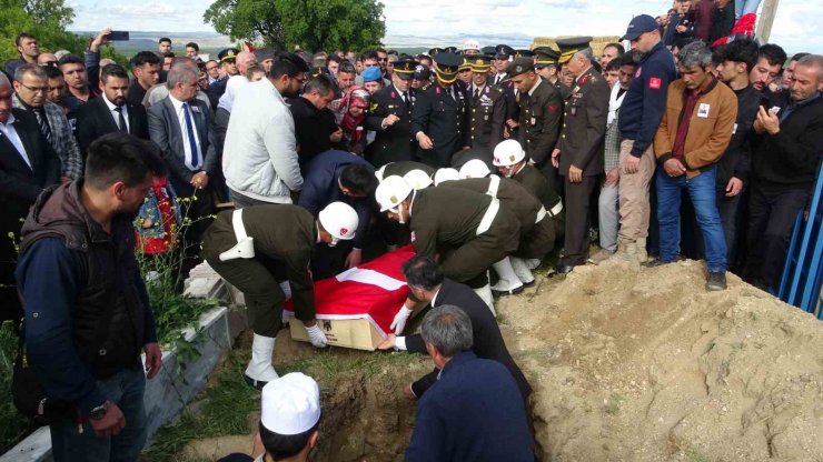 Şehit uzman çavuş gözyaşları arasında toprağa verildi