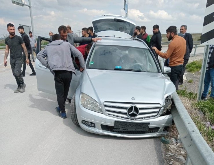 Kontrolden çıkan otomobil bariyerlere çarptı: 1 yaralı