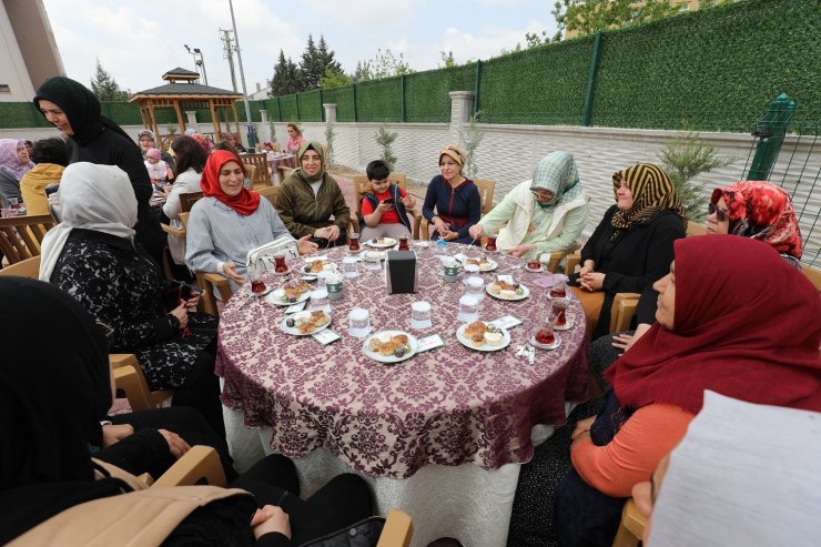 Karatay Konukevindeki annelere Anneler Günü sürprizi