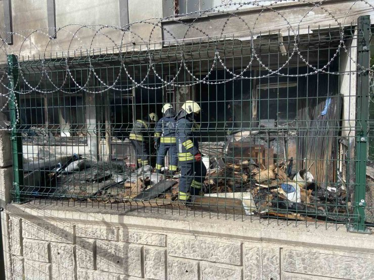 Konya’da depodaki yatak ve bazalar yandı