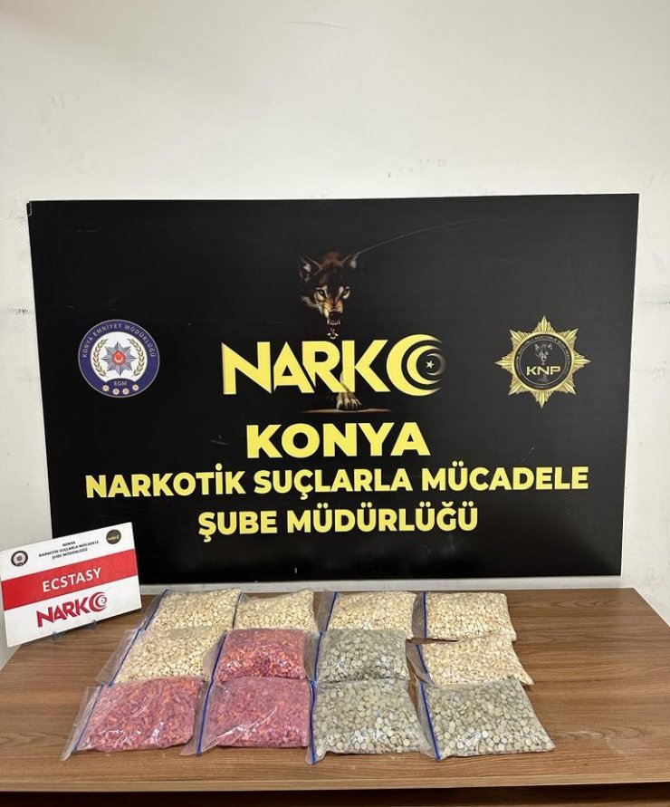 Kendilerine sevgili süsü veren uyuşturucu satıcıları polisten kaçamadı