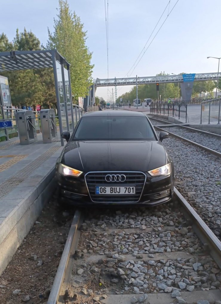 Normal yol diye tramvay yoluna giren sürücü alkollü çıktı