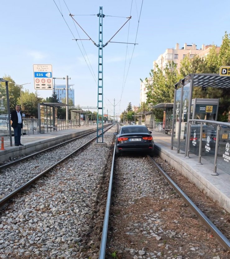 Normal yol diye tramvay yoluna giren sürücü alkollü çıktı