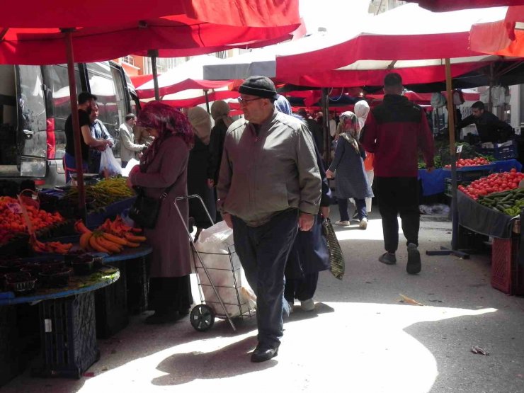 Eskişehir’deki pazarlarda bazı ürünlerin fiyatları azaldı, bazılarının ise arttı