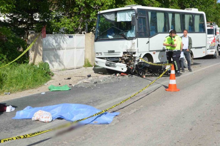 Konya’da motosiklet ile işçi servisi çarpıştı: 2 ölü