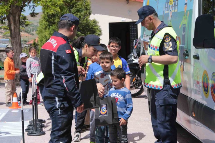 Ders zili bu sefer jandarma ekiplerinin eğitimi için çaldı