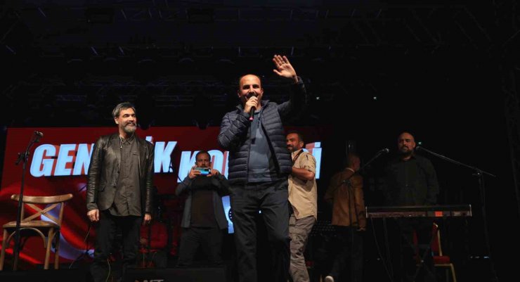 Başkan Altay, Uğur Işılak Konserinde Konyalıların coşkusuna ortak oldu