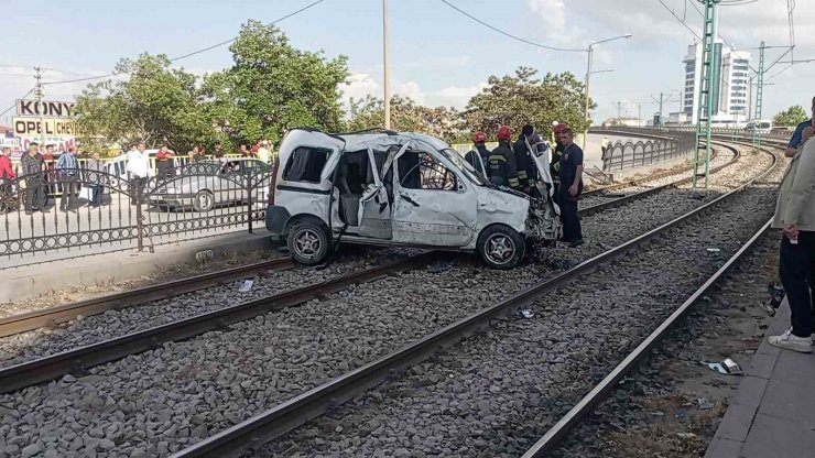 Kontrolden çıkan araç tramvay yoluna girdi: 3 yaralı