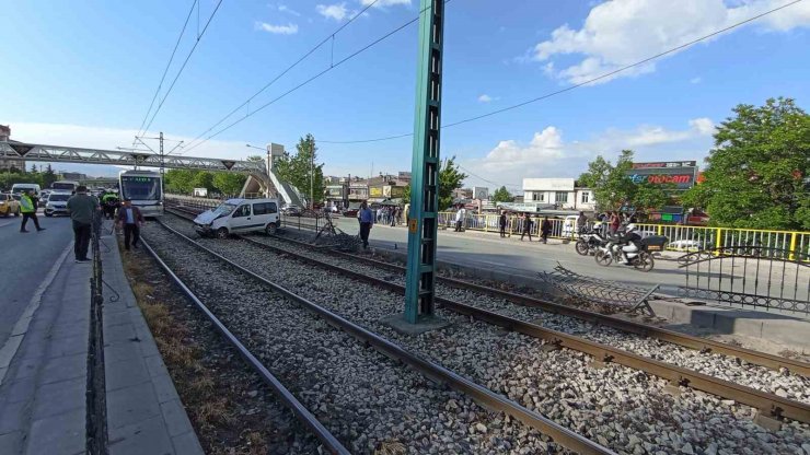 Kontrolden çıkan araç tramvay yoluna girdi: 3 yaralı