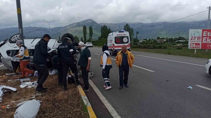 Takla atarak hurdaya dönen otomobilden aynı aileden 5 kişi yaralandı