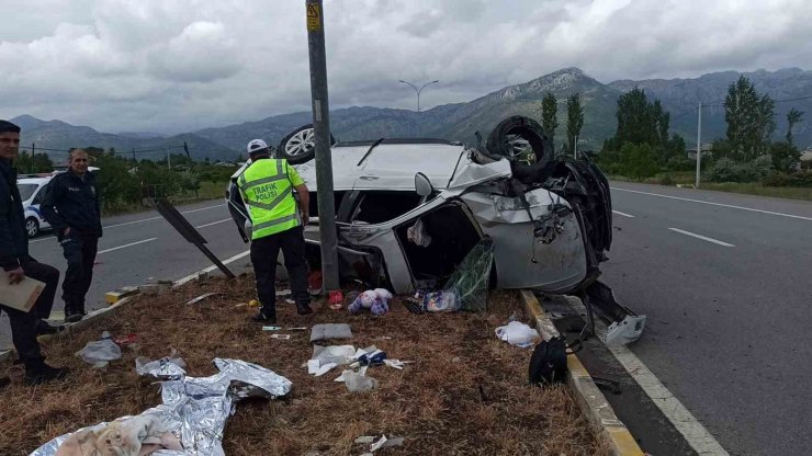 Takla atarak hurdaya dönen otomobilden aynı aileden 5 kişi yaralandı