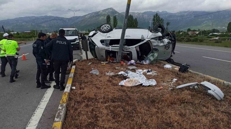 Takla atarak hurdaya dönen otomobilden aynı aileden 5 kişi yaralandı