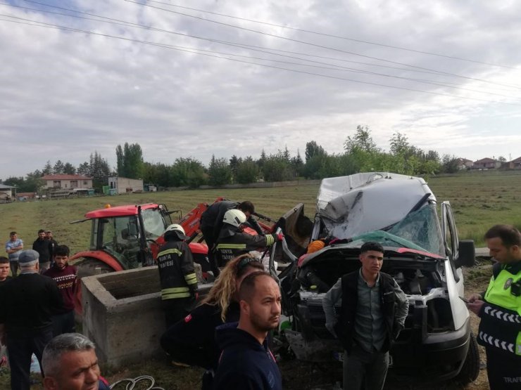 Tarım işçilerini taşıyan minibüs devrildi: 1 ölü, 8 yaralı