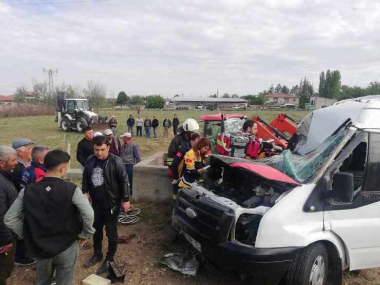 Tarım işçilerini taşıyan minibüs devrildi: 1 ölü, 8 yaralı