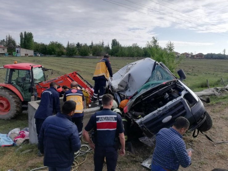 Tarım işçilerini taşıyan minibüs devrildi: 1 ölü, 8 yaralı