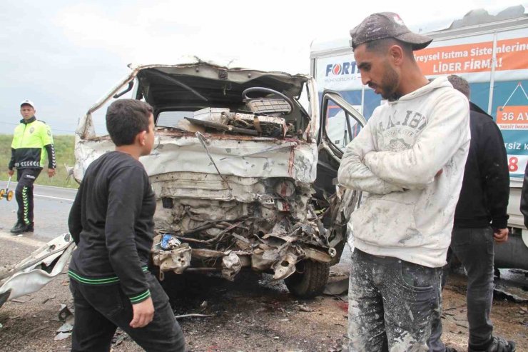 Konya’da kamyonetle minibüs çarpıştı: 2 ölü, 3 yaralı