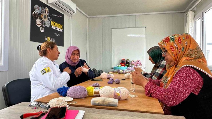 Başkan Altay Hatay’da açılan KOMEK’te depremzede kursiyerlerle buluştu