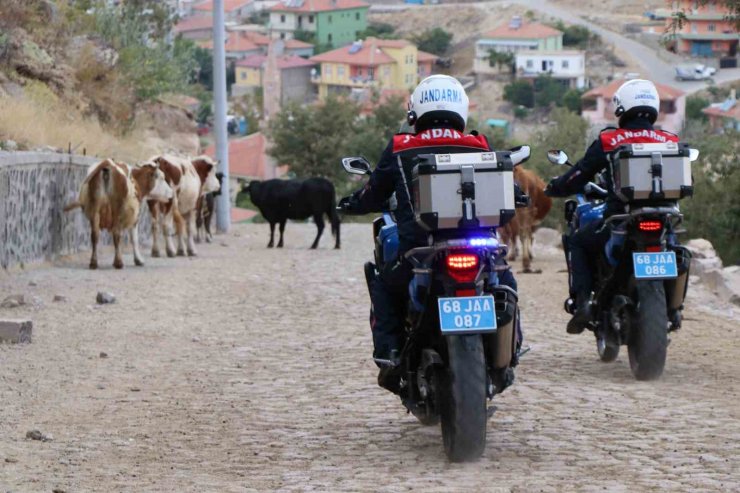 Motosikletli jandarma timleri tarihi mekanlarda kuş uçurtmuyor