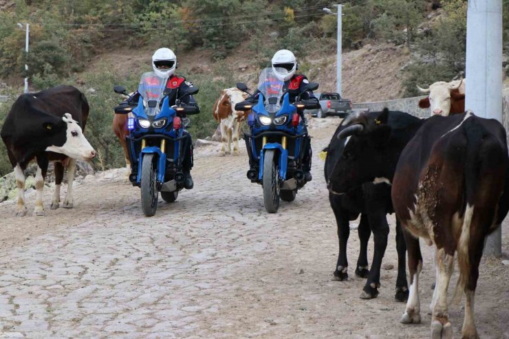 Motosikletli jandarma timleri tarihi mekanlarda kuş uçurtmuyor