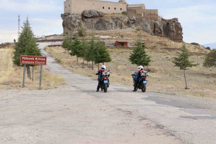 Motosikletli jandarma timleri tarihi mekanlarda kuş uçurtmuyor