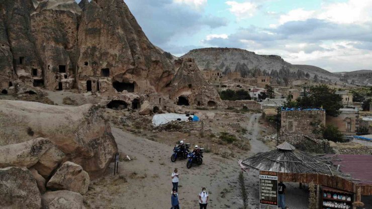 Motosikletli jandarma timleri tarihi mekanlarda kuş uçurtmuyor