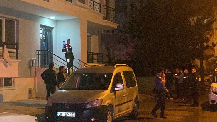 Ayrılmak isteyen polis sevgilisini başından vurdu