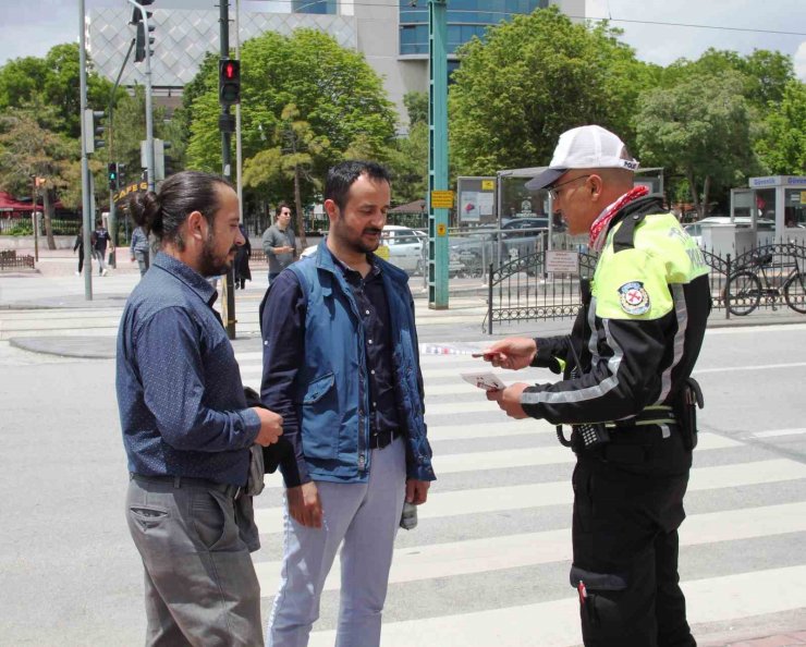 Kurallara uymayan yayalar kazaya davetiye çıkarıyor