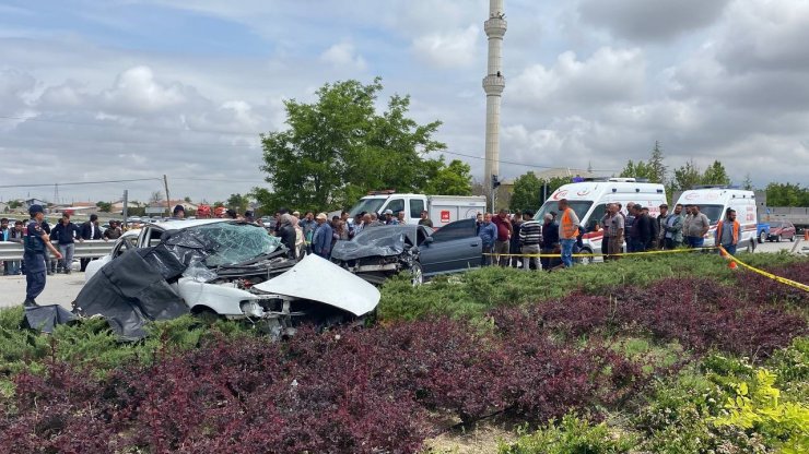 Aksaray’da 2 otomobil çarpıştı: 3 ölü, 2 ağır yaralı