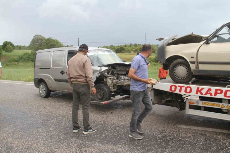 Devrilen kamyon kazaya sebep oldu: 4 yaralı