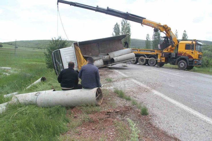 Devrilen kamyon kazaya sebep oldu: 4 yaralı