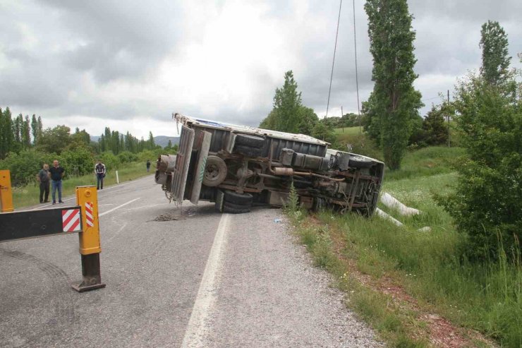 Devrilen kamyon kazaya sebep oldu: 4 yaralı