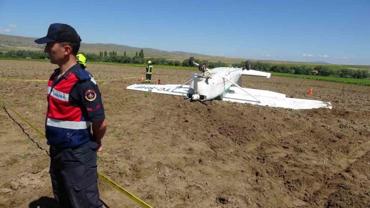 Aksaray’da eğitim uçağı düştü, pilotlar sağ kurtuldu