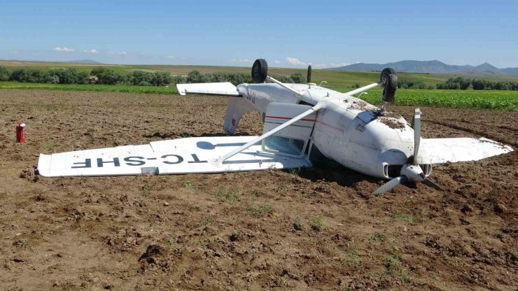 Aksaray’da eğitim uçağı düştü, pilotlar sağ kurtuldu