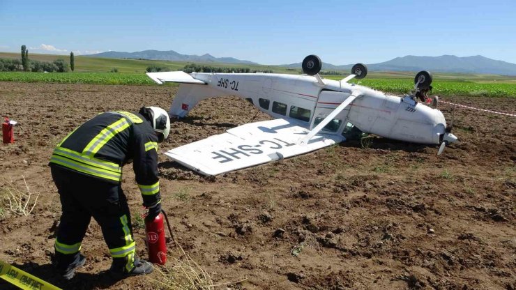 Aksaray’da eğitim uçağı düştü, pilotlar sağ kurtuldu