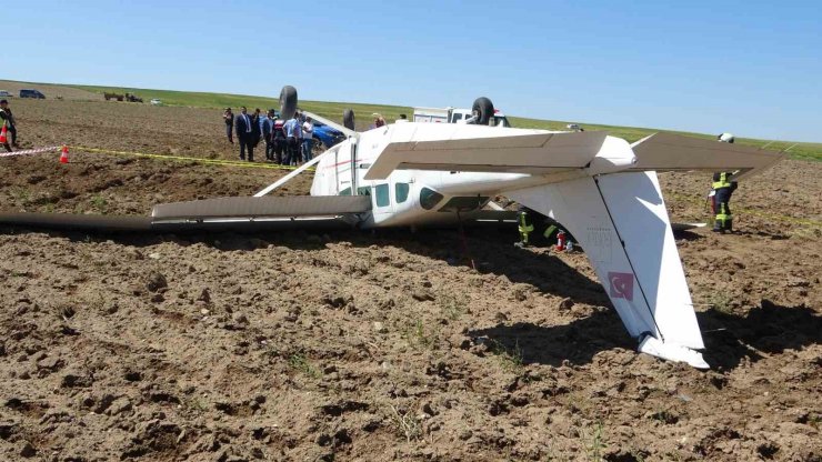 Aksaray’da eğitim uçağı düştü, pilotlar sağ kurtuldu