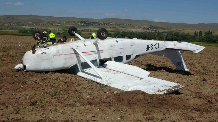 Aksaray’da eğitim uçağı düştü, pilotlar sağ kurtuldu