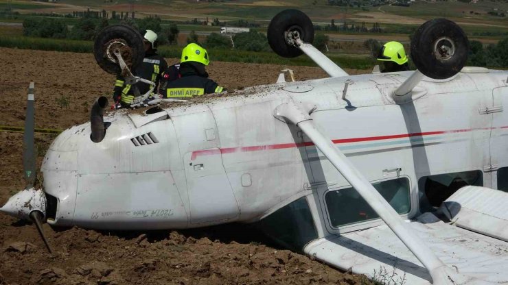 Aksaray’da eğitim uçağı düştü, pilotlar sağ kurtuldu