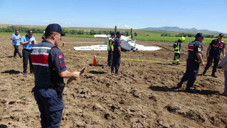 Aksaray’da eğitim uçağı düştü, pilotlar sağ kurtuldu